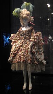 Kleit à la „Marie Antoinette“ New Look stiilis, John Galliano autorsus, 2000