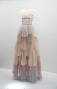 New Look kleit praeguselt Dior’i loovjuhilt Maria Grazia Chiurilt (inspireeritud Christian Dior’i 1949. aasta kleidist), 2017