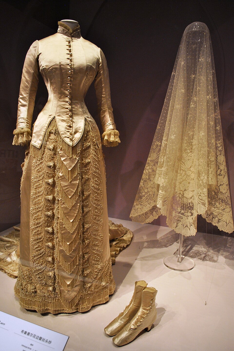 Wedding dress for wealthy American Clara Mathews, 1880Photo: Elisa.rolle